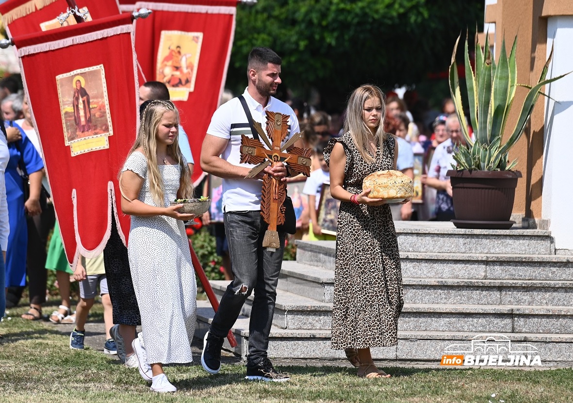 EPISKOP FOTIJE DONIO MOŠTI SVETE MARINE U LJESKOVAC Kumovale sestre Filipović, njihovom ocu odlikovanje