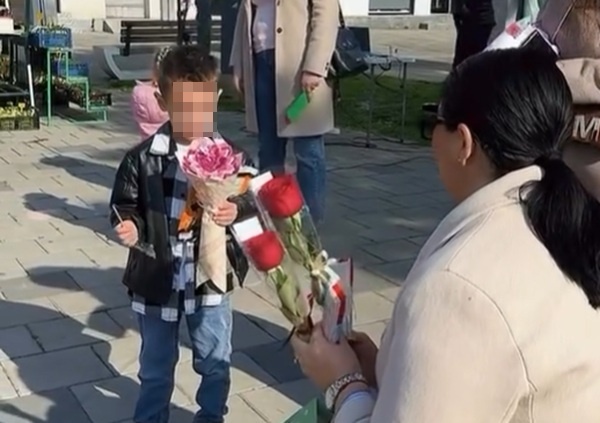 Bijeljinski mališani oduševili: Izabali mami cvijet umjesto sebi čokoladu (VIDEO)
