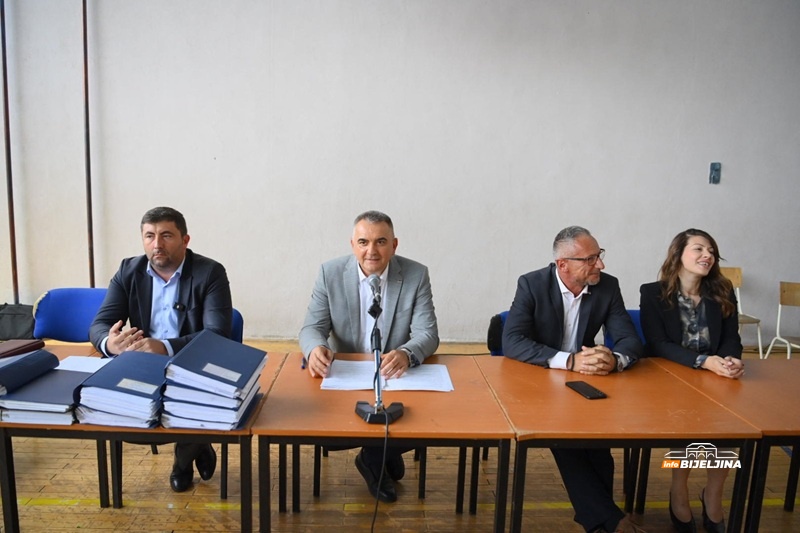 Minić se sastao sa Petrovićem, prisustvuju i ministri
