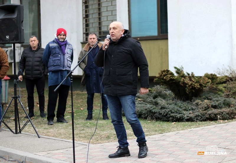 Protestuju radnici RiTE Ugljevik: Blokirali magistralni put Bijeljina – Tuzla (FOTO, VIDEO)