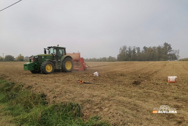 Pri kraju sjetva pšenice u Semberiji: Na šta poljoprivrednici treba posebno da obrate pažnju? (FOTO)