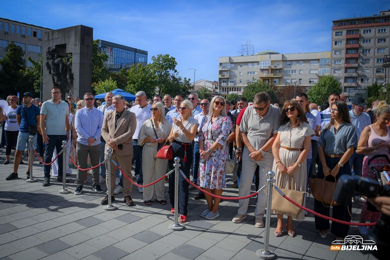 Bijeljinski SNSD: Danas drugi počinju kampanju, mi nastavljamo sa radom (FOTO)