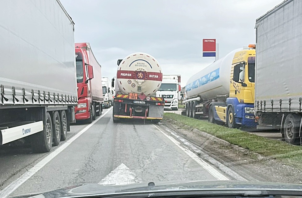 Bijeljina: Ponovo kolaps na Carinskom terminalu (FOTO)