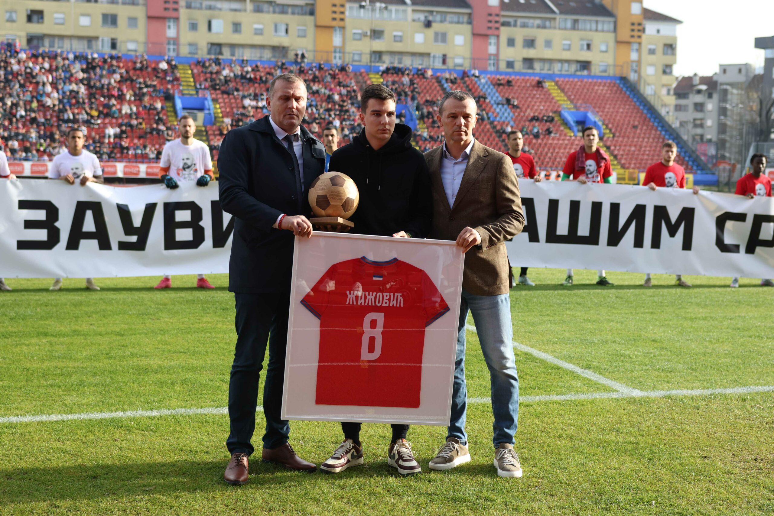 Suze, aplauzi i tišina: