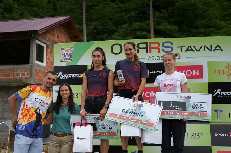 Trka sa preprekama u Tavni kod Bijeljine okupila više od 400 takmičara: Otac istrčao stazu sa bebom na leđima (FOTO)