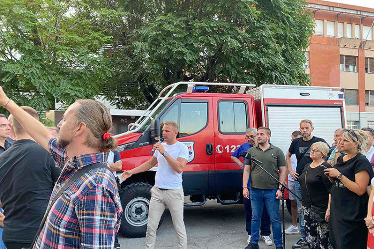 Stanivuković i dalje zatvoren u vatrogasnom vozilu 