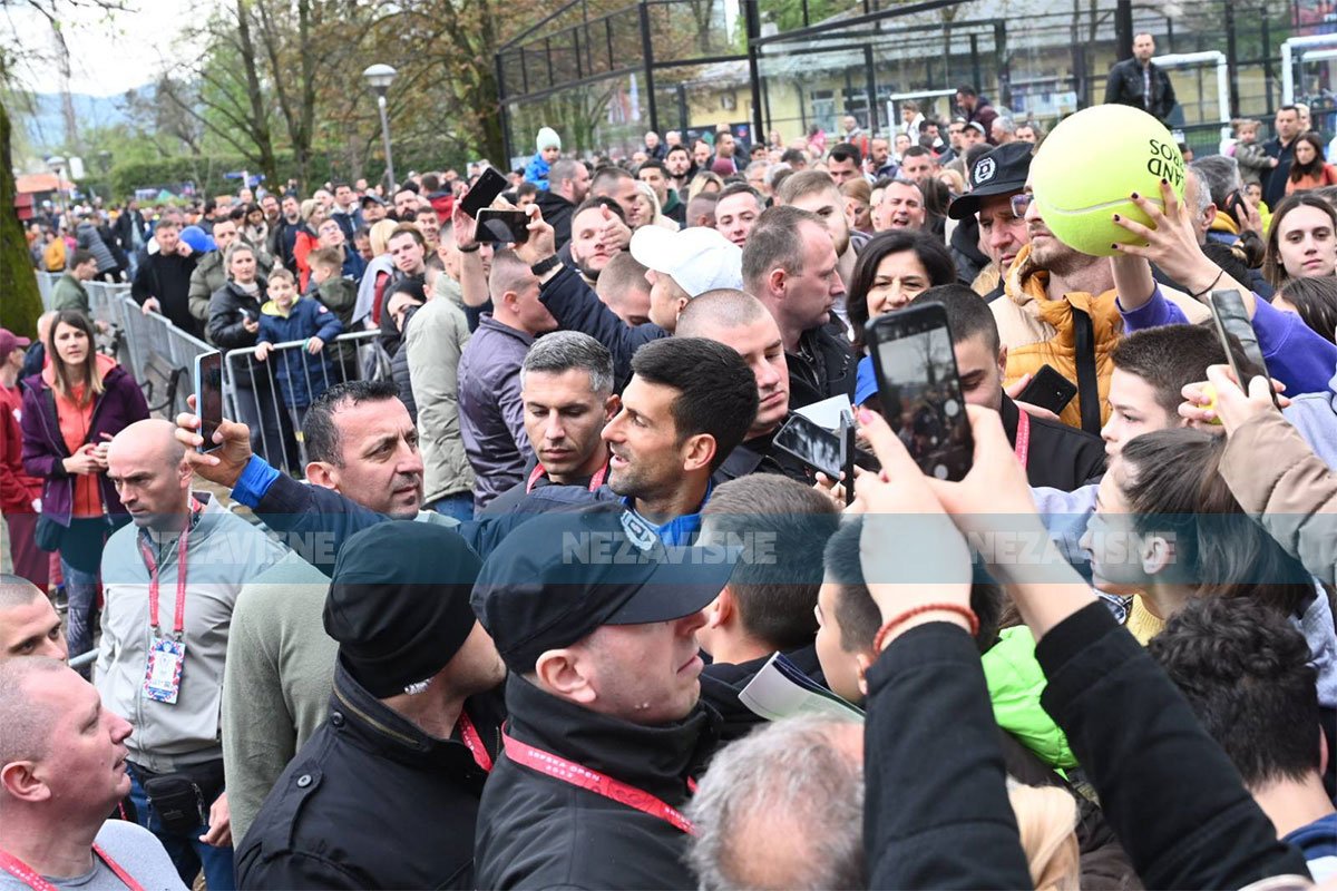 Đoković završio trening, slikao se sa navijačima i potpisivao im rekvizite