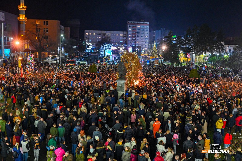 Nalaganje badnjaka u Bijeljini, vladika Fotije poručio: Poklonimo se Hristu i prihvatimo učenje njegovo (FOTO)