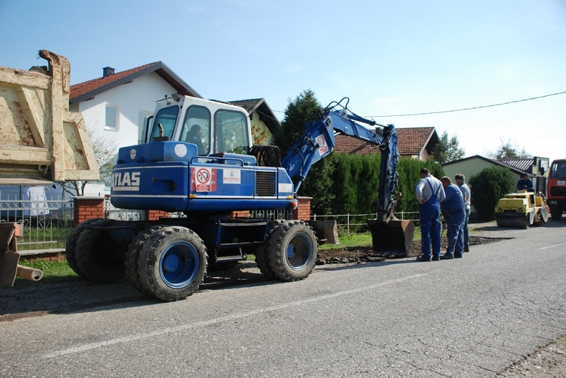 U toku sanacija oštećenja na putu Bijeljina-Batković-Klis (FOTO)