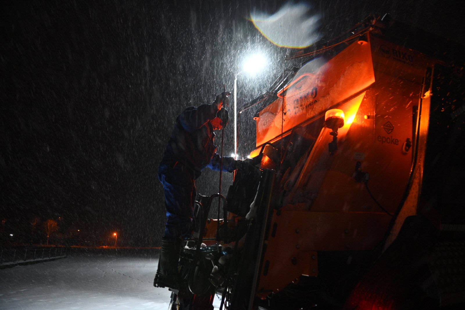 Ekipa portala InfoBijeljina na putu Bijeljina - Brčko: Kako izgleda posao vozača zimske službe?