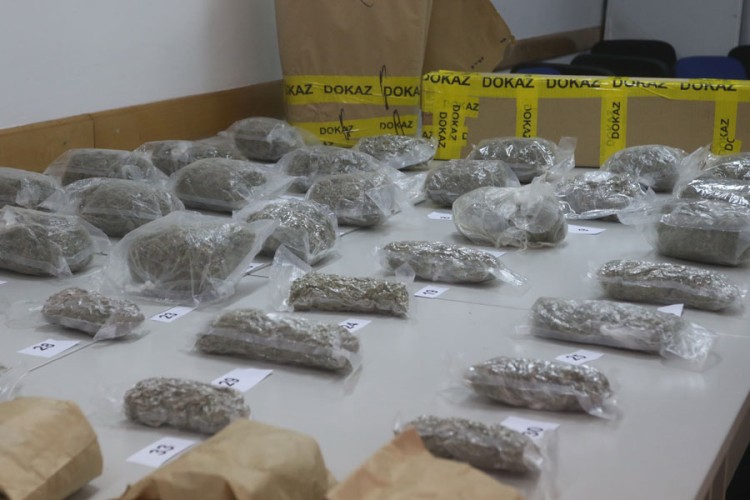 Tuzla: Pronađeni droga, oružje, žica za davljenje...