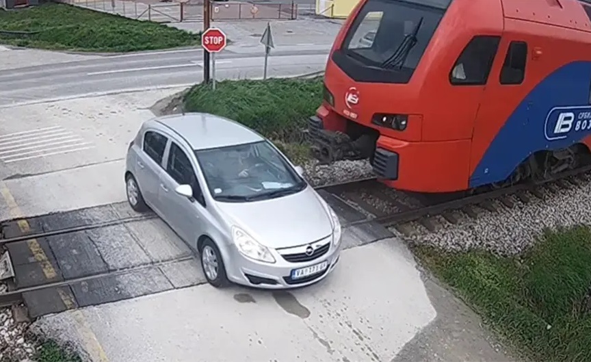 Pojavio se uznemirujući snimak: Voz naletio na auto, poginula žena