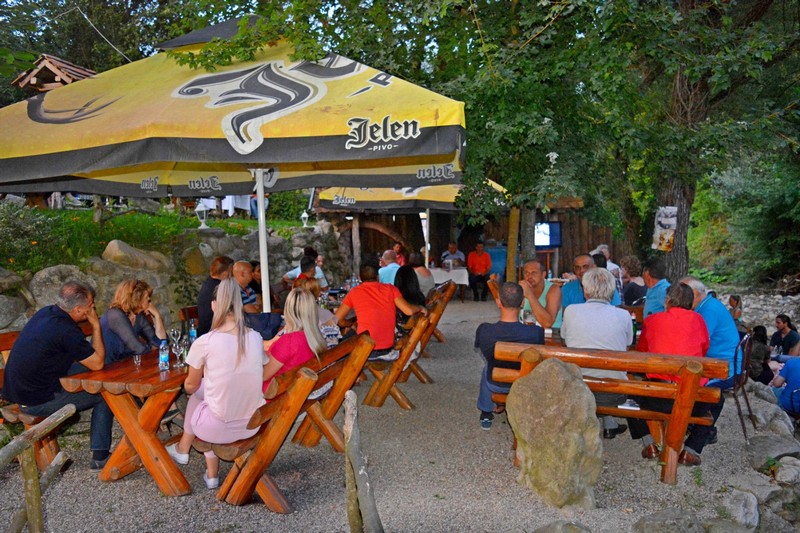 Upoznajte najstariju kafanu na Majevici: U “Lipama” uživale glumačke legende, na dan Dejtona pričalo se o litijumu 