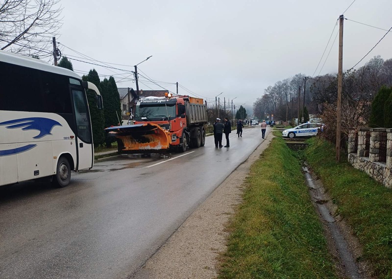 Obustavljen saobraćaj na putu Bratunac-Srebrenica zbog nezgode /FOTO/