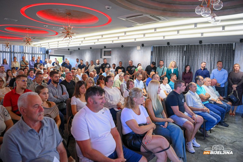 Ujedinjena Srpska predstavila kandidate u Bijeljini, Stevandić poručio: Radom smo ljudima vraćali povjerenje (FOTO)