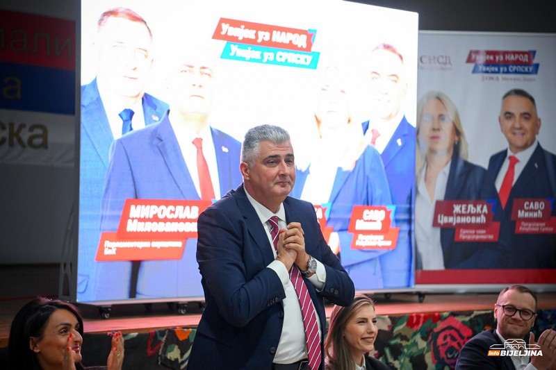 Prepun Dom kulture u Velikoj Obarskoj na tribini SNSD-a, Milovanović pozdravljen velikim aplauzom (FOTO)