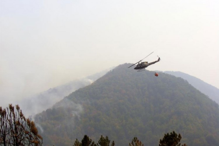 Požar kod Višegrada gase i helikopteri iz Srbije, teren pravi problem