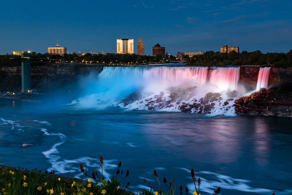 U Dubaiju se orila srpska muzika i povelo kolo, Nijagarini vodopadi u bojama srpske trobojke