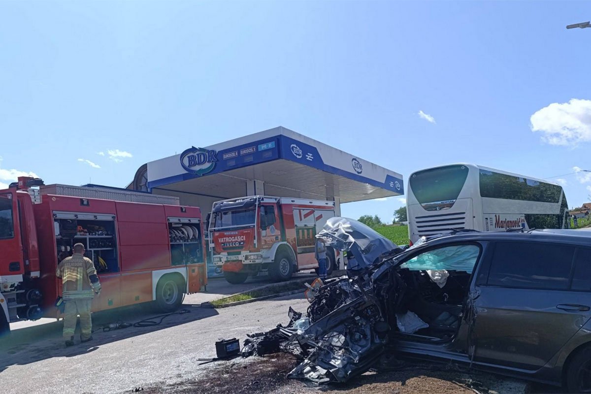 Teška saobraćajka kod Prijedora: Sudar autobusa i golfa, ima povrijeđenih