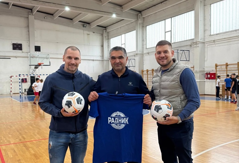 Delegacija FK Radnik posjetila OŠ “Vuk Karadžić”