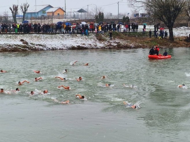 Za Časni krst širom Srpske plivalo 35 pripadnika MUP-a (FOTO)