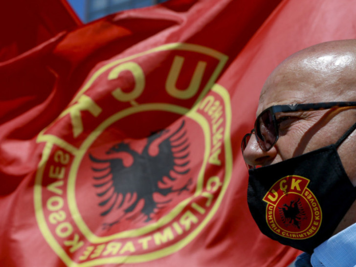 Zastava OVK na ambasadi Srbije