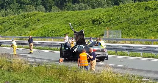 Stravične scene na auto-putu kod Kaknja: “Pasatom” se zabio u valjak, VATROGASCI REZALI VOZILO (VIDEO)