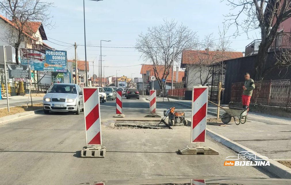 ZA RUBRIKU VJEROVALI ILI NE Ponovo kopaju tek asfaltiranu ulicu u Bijeljini (FOTO)