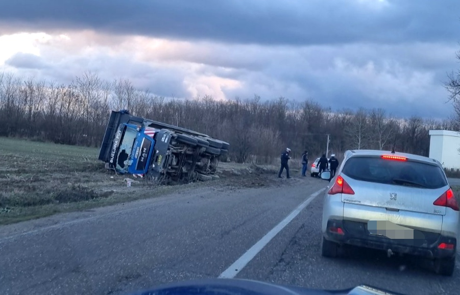 Pijan prevrnuo kamion na putu Bijeljina - Brčko (FOTO)