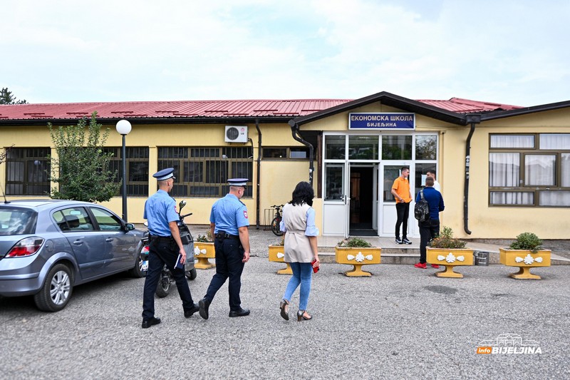 BEZBJEDNOST PODIGNUTA NA VIŠI NIVO  Bijeljinske đake čuva 16 policajaca, motre i školu i ulicu (FOTO)