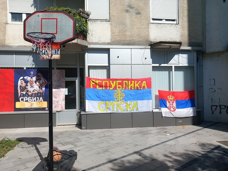 Bijeljinci uz košarkaše Srbije, ispred jednog kafića postavili koš (FOTO)