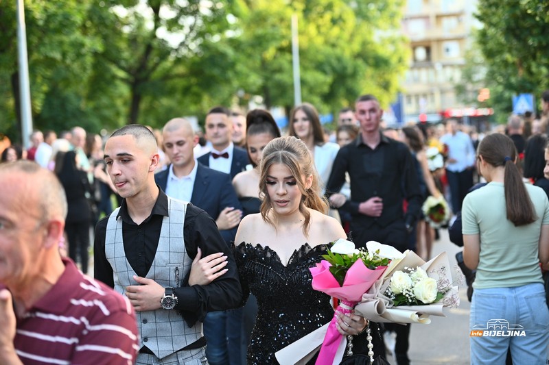 Maturanti Poljoprivredne i medicinske škole Bijeljina zakoračili u novi životni period (FOTO, VIDEO)