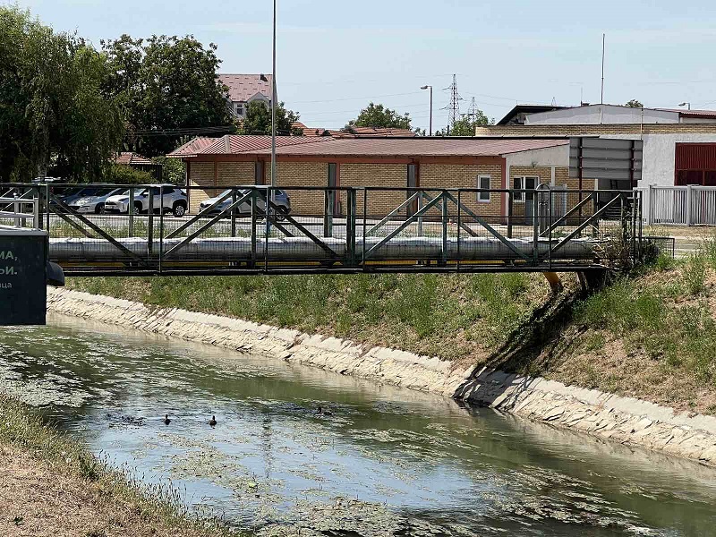 Ulica neznanih junaka: Voda iz cijevi teče mjesec dana, ko je nadležan? (FOTO)