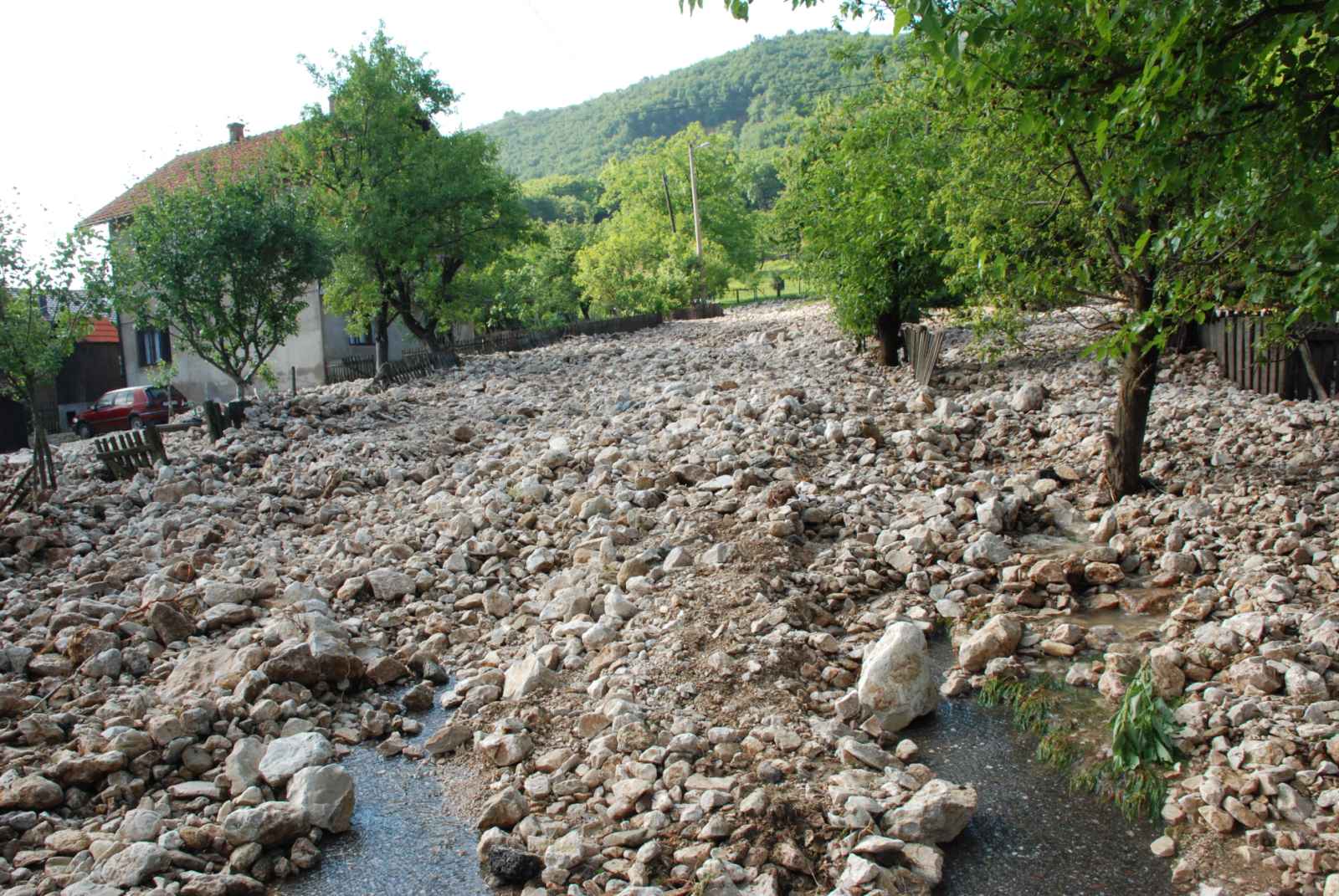 Nevrijeme protutnjalo Semberijom: Najteže posljedice u selu Banjica (FOTO)