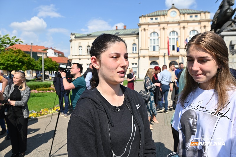 Građani Bijeljine prislužuju svijeće u centru grada (FOTO, VIDEO)