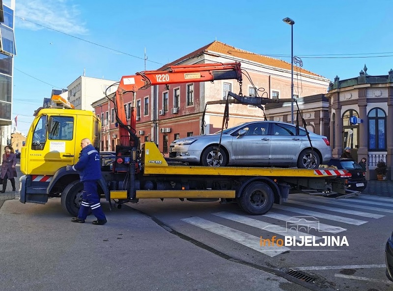 NEDOSTATAK PARKING MJESTA I BAHATI VOZAČI ugrožavaju bezbjednost učesnika u saobraćaju