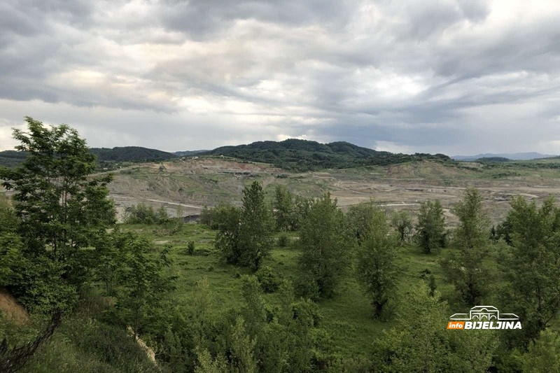 Posljednji Vaskrs na ognjištu: Rudarske mašine brišu majevička sela /FOTO/