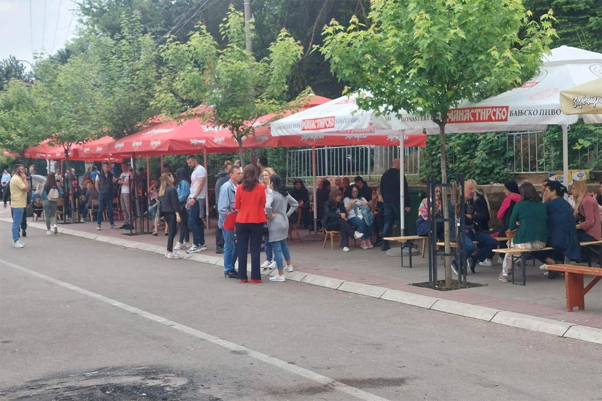 Noć na sjeveru KiM protekla mirno, Srbi se i dalje okupljaju ispred zgrada opština