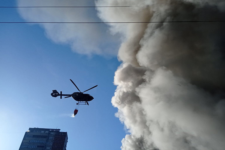 Požar u Beogradu gase i helikopteri (VIDEO)