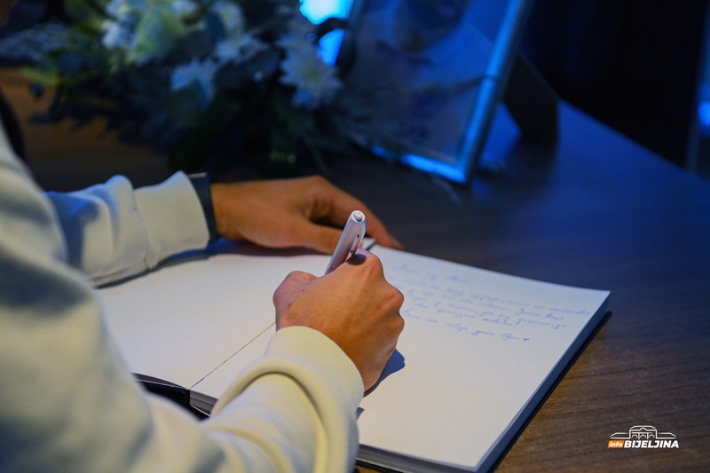 Bijeljina: Otvorena knjiga žalosti za Mladena Žižovića (FOTO)