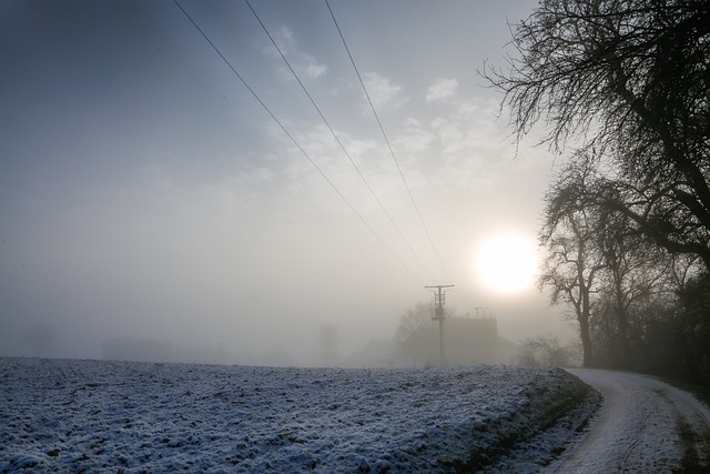 Kolovozi klizavi, magla smanjuje vidljivost