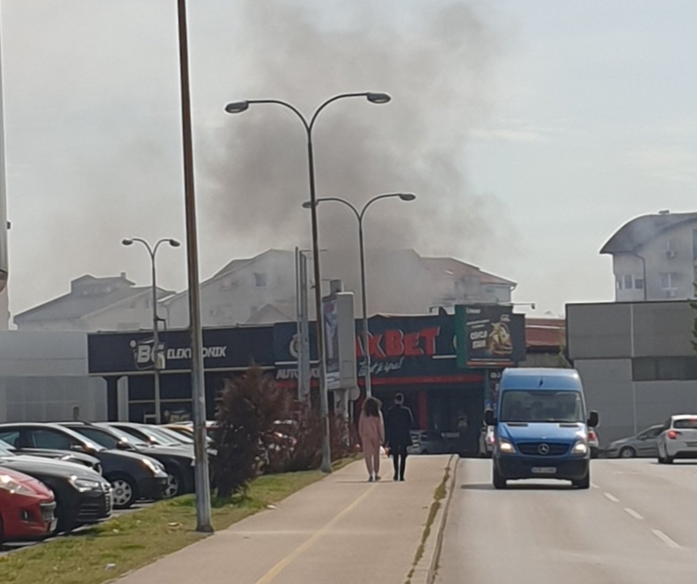 Gori kontejner u Sremskoj ulici u Bijeljini, na terenu vatrogasci