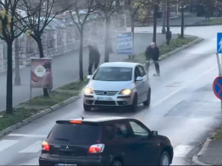 Automobil u kojem su bježali pljačkaši, ukraden u Tuzli