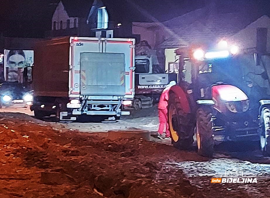 “Bijeljinska rupa” ponovo izazvala problem: Zaglavio se kamion, čupao ga traktor (FOTO)