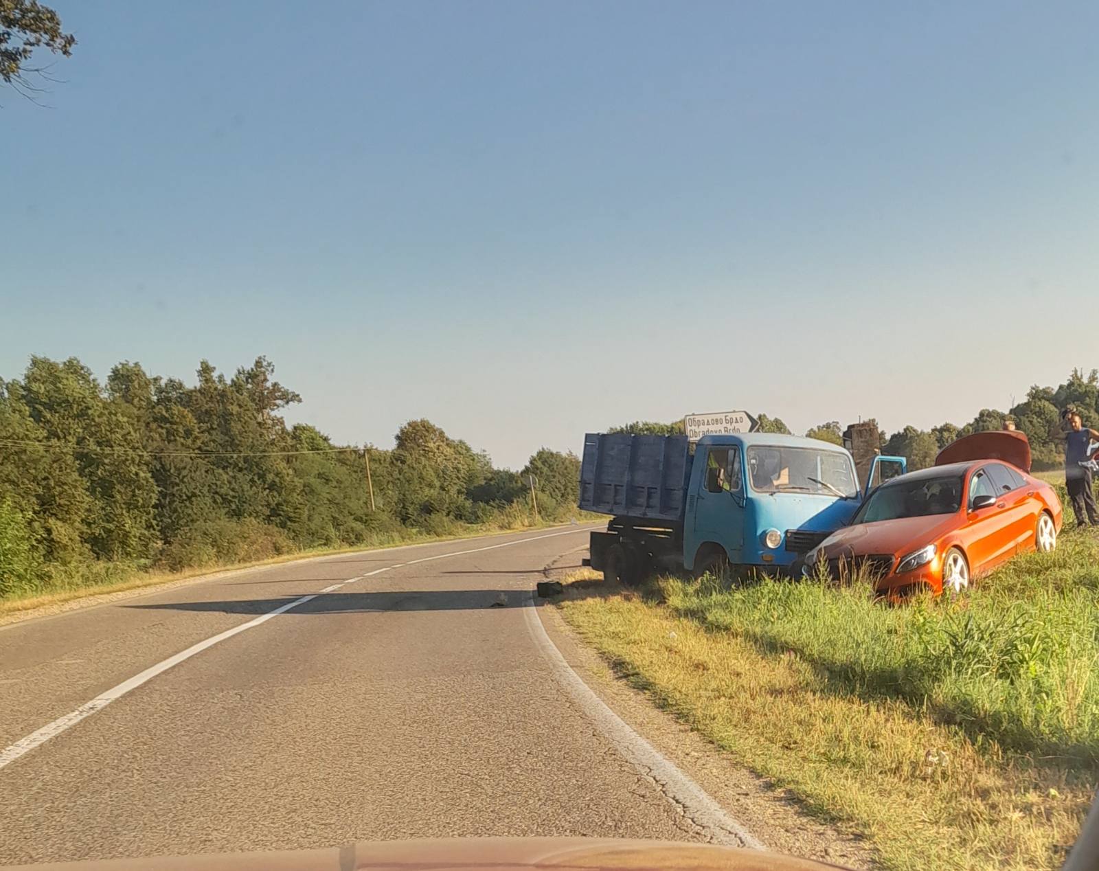 Sudar tamića i automobila kod Bijeljine, završili pored puta