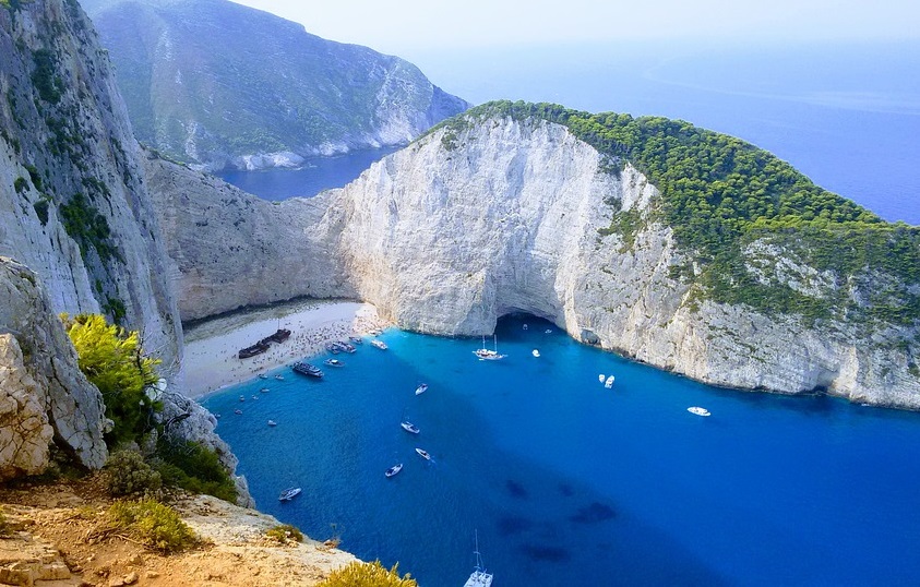 Nastavlja se sve po starom! Policijski čas i zabrana muzike na Zakintosu i Kritu
