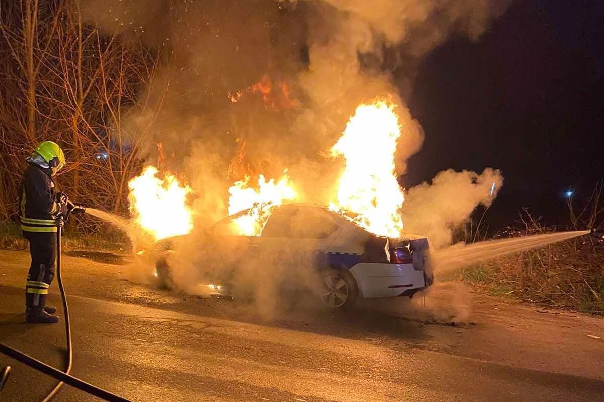 Požar uništio policijski automobil u Banjaluci (FOTO)