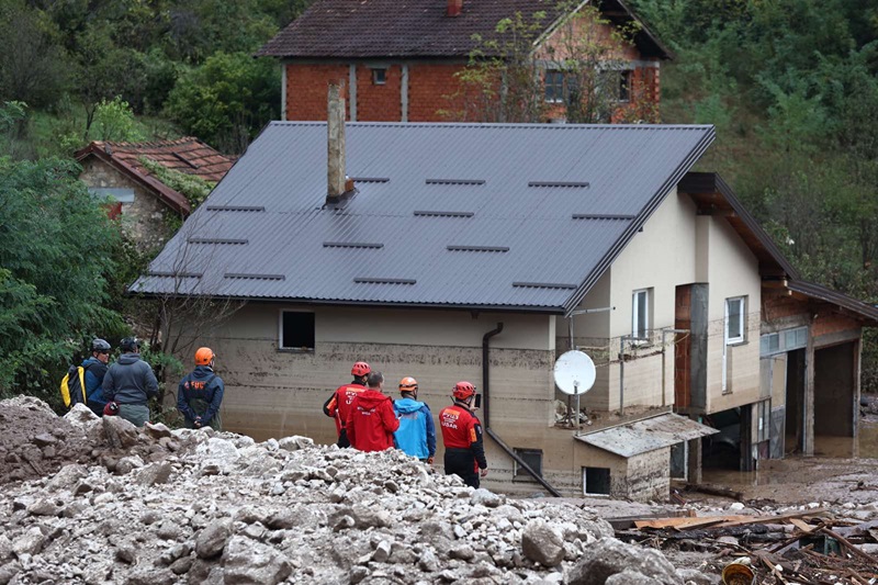 OGROMNA TUGA Bračni par pronađen ZAGRLJEN U RUŠEVINAMA u poplavljenoj Jablanici