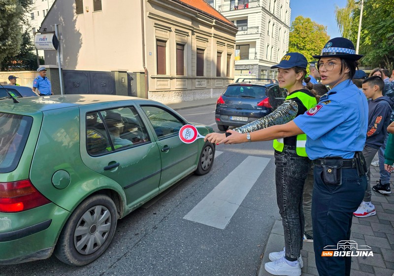 Bijeljinski policajci obučavali mališane saobraćajnim propisima (FOTO)