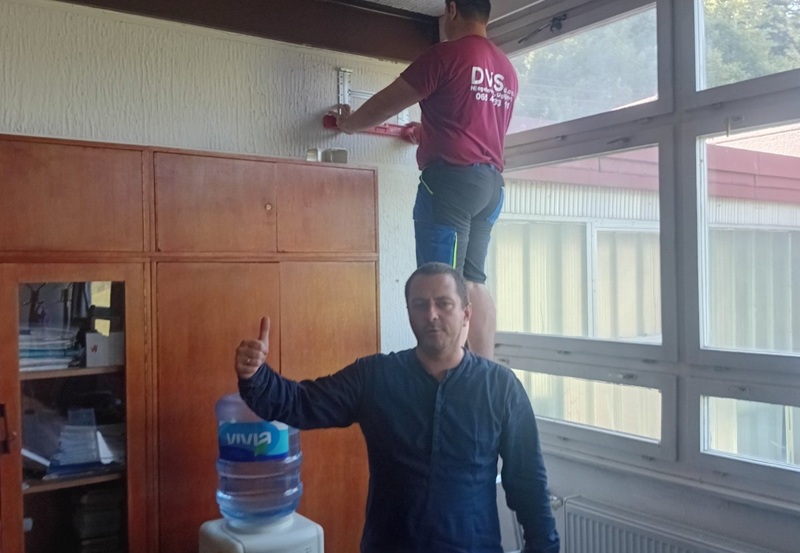 Škola u Loparama sama proizvodi struju za svoje potrebe: Ugradili i klime u učionice, kabinete i kancelarije